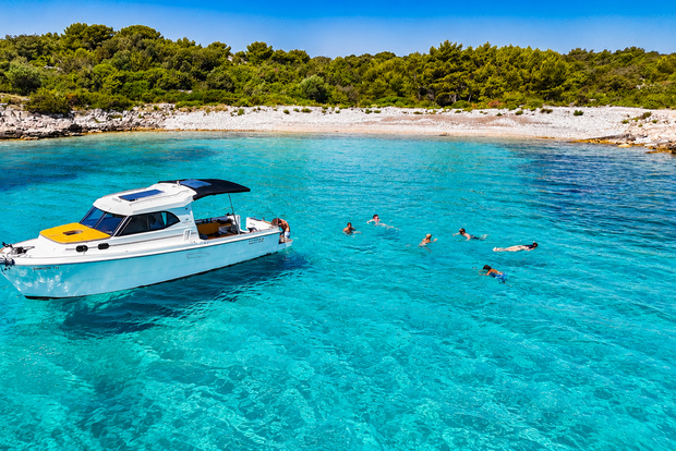Von Trogir aus: Halbtagestour mit dem Schnellboot zu den drei Inseln