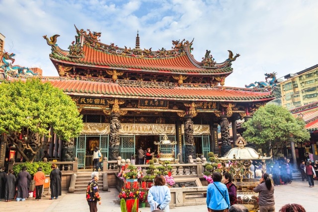Visit 2-hr Longshan Temple Walking Tour in Taipei
