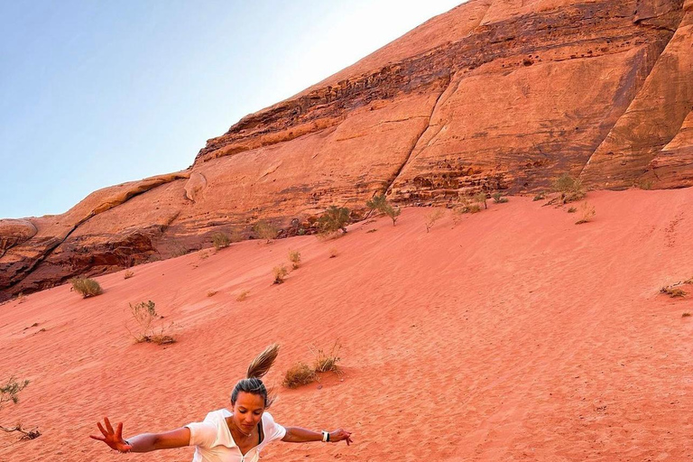 Deserto del Wadi Rum: Tour di un giorno in Jeep e pranzo tradizionale