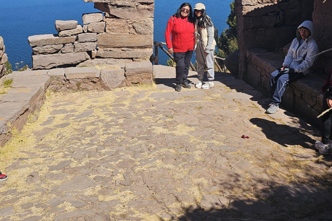 Puno : excursion d&#039;une journée aux îles d&#039;Uros et de Taquile avec déjeuner