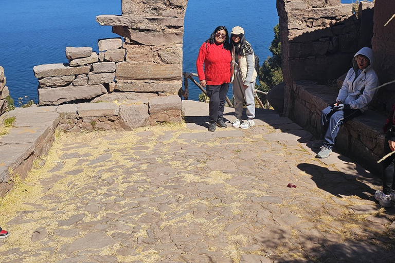 Puno : excursion d&#039;une journée aux îles d&#039;Uros et de Taquile avec déjeuner
