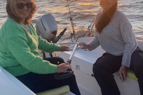 Buenos Aires: Sailboat ride, special city view, and food on board Buenos Aires: Sailboat tour, special view of the city, and lunch on board