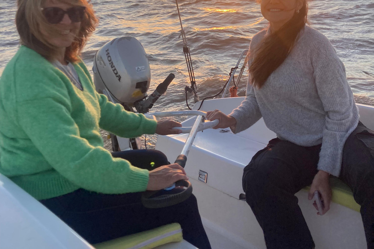 Buenos Aires: Sailboat ride, special city view, and food on board Buenos Aires: Sailboat tour, special view of the city, and lunch on board