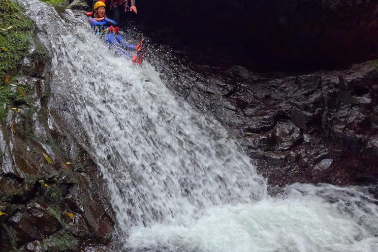 São Miguel: esperienza di canyoning nella Ribeira dos CaldeirõesSão Miguel: Esperienza di canyoning nella Ribeira dos Caldeirões