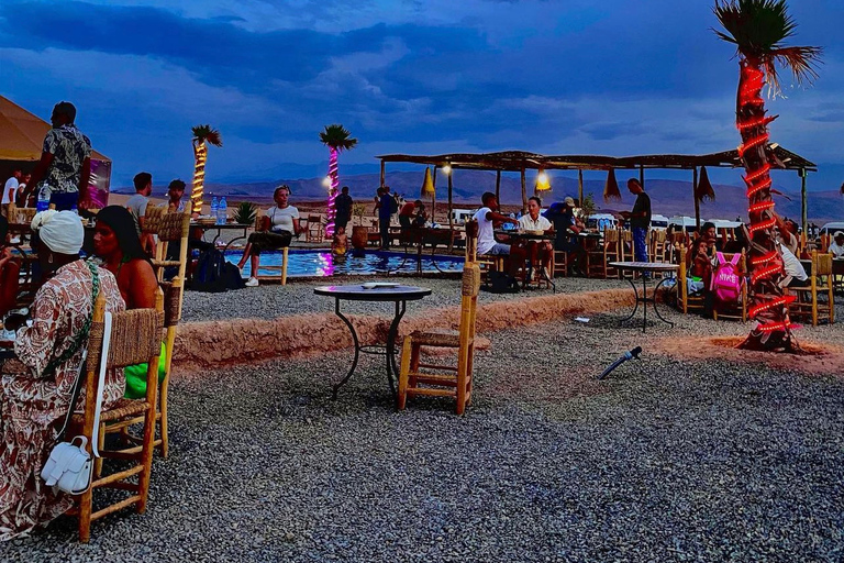 Dîner sous les étoiles du désert d'Agafay, balade à dos de chameau et quadDîner magique au coucher du soleil sous le désert Agafay commence