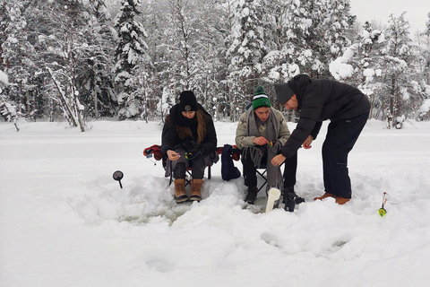 Aventura de pesca en hielo en Levi con sopa de salmón