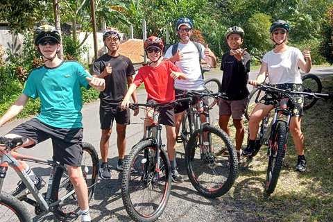 Bali : Atelier de joaillerie en argent de Sidemen et randonnée à véloAventure cycliste à Sidemen et chute d&#039;eau à Gembleng