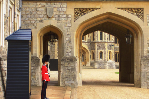 From Cambridge: Guided day trip to Windsor & Oxford