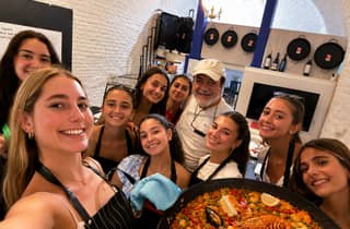 Madrid: Koche deine eigene Paella und unbegrenzte Sangría in einem praktischen Workshop
