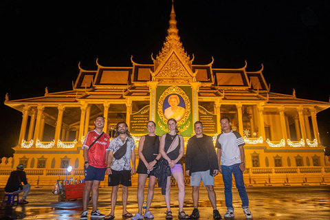 Phnom Penh: Evening City Site Highlight Tour by Tuk Tuk Vespa Option + English Guide