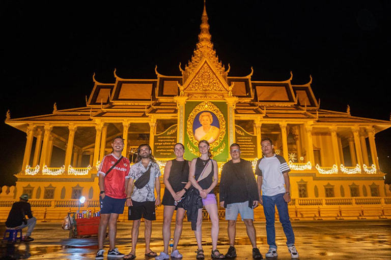 Phnom Penh: Evening City Site Highlight Tour by Tuk Tuk Vespa Option + English Guide