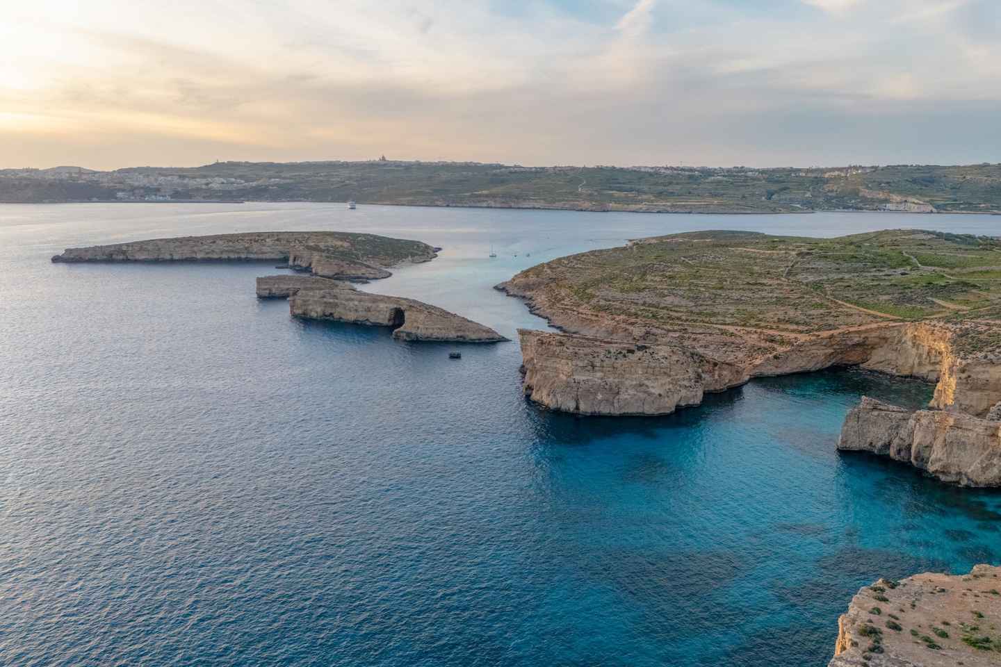 Gozo: Private Boat Tour to Comino with Swim Stops