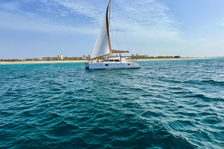 3-godzinna przygoda katamaranem na wodach wyspy Sal