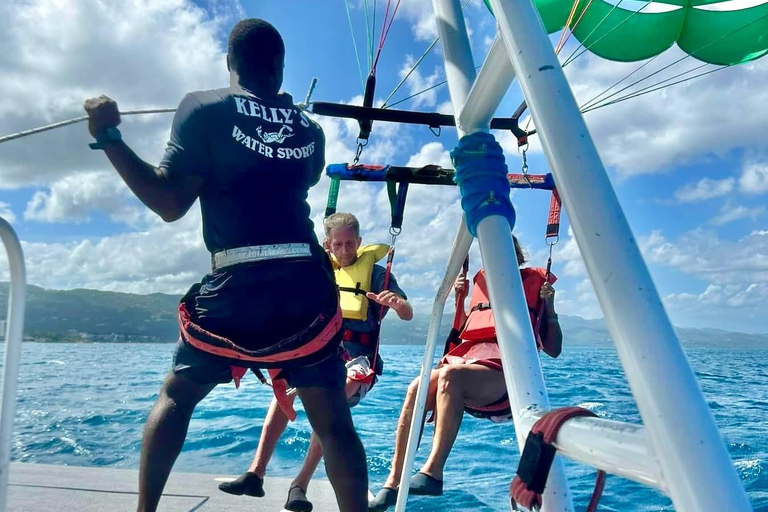 Beach Tubing, Parasailing e Beach Day com TransportionDe Montego Bay