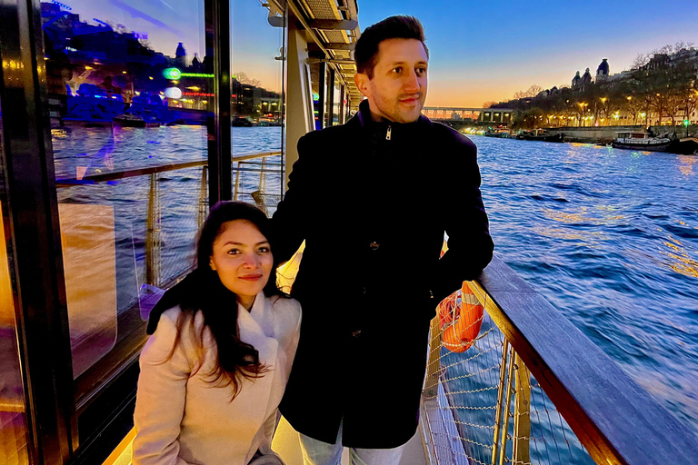 Paris: Day or Evening River Cruise with Musical Ambiance Paris: Evening River Cruise with Musical Ambiance & Postcard