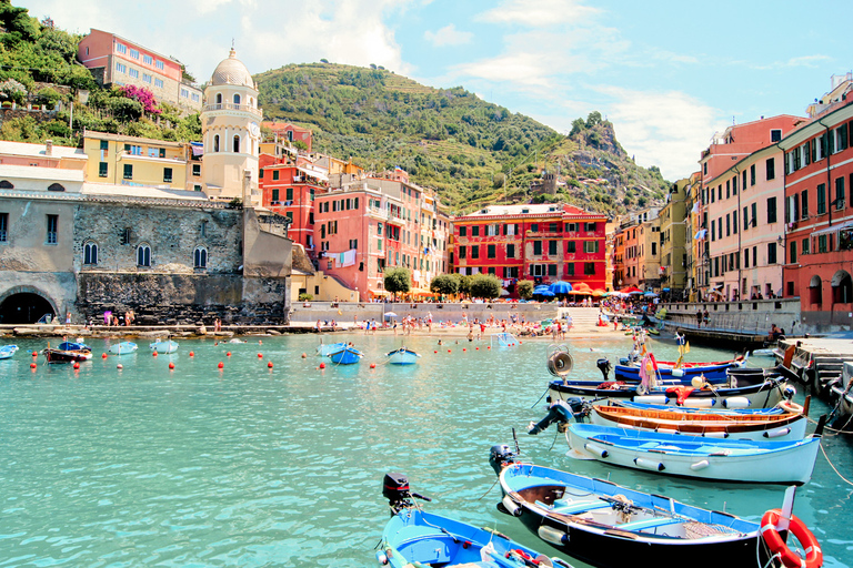 Cinque Terre: tour guidato di un giorno e crociera da MilanoTour solo in inglese