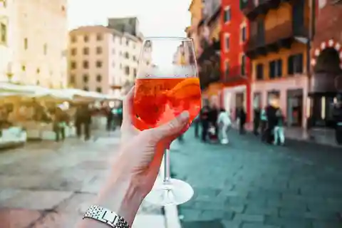 Tour condiviso di 3 ore a piedi e con aperitivo a Verona