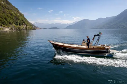Comer See auf klassischem Holzboot