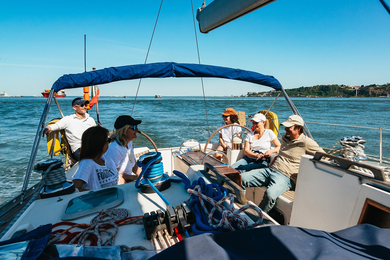 Lissabon: Stadssilhuett Segelbåtskryssning med drink och snacksDay Cruise på engelska