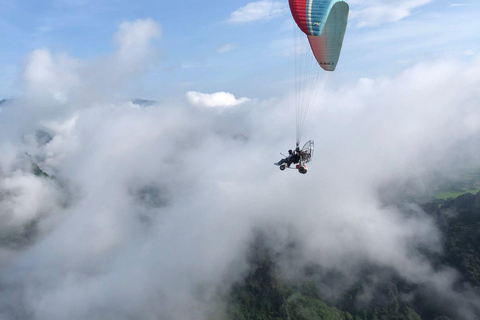 Vang Vieng: Paragliding Experience with Hotel Pickup