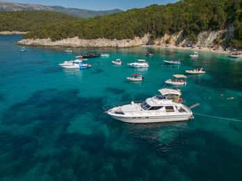 Au départ de Lefkimmi : Croisière en yacht de luxe vers Sivota et la lagune bleue