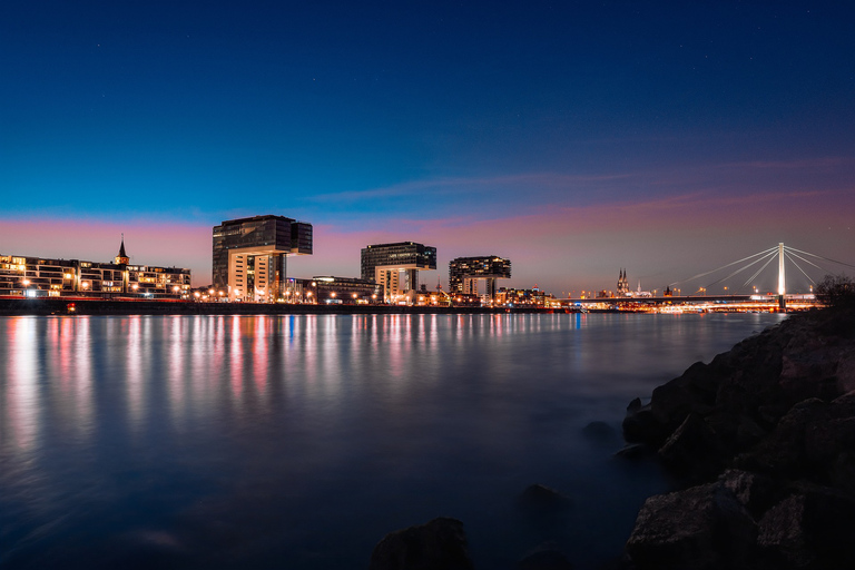 Kolonia podkreśla prywatną pieszą wycieczkę i panoramiczny rejs łodzią