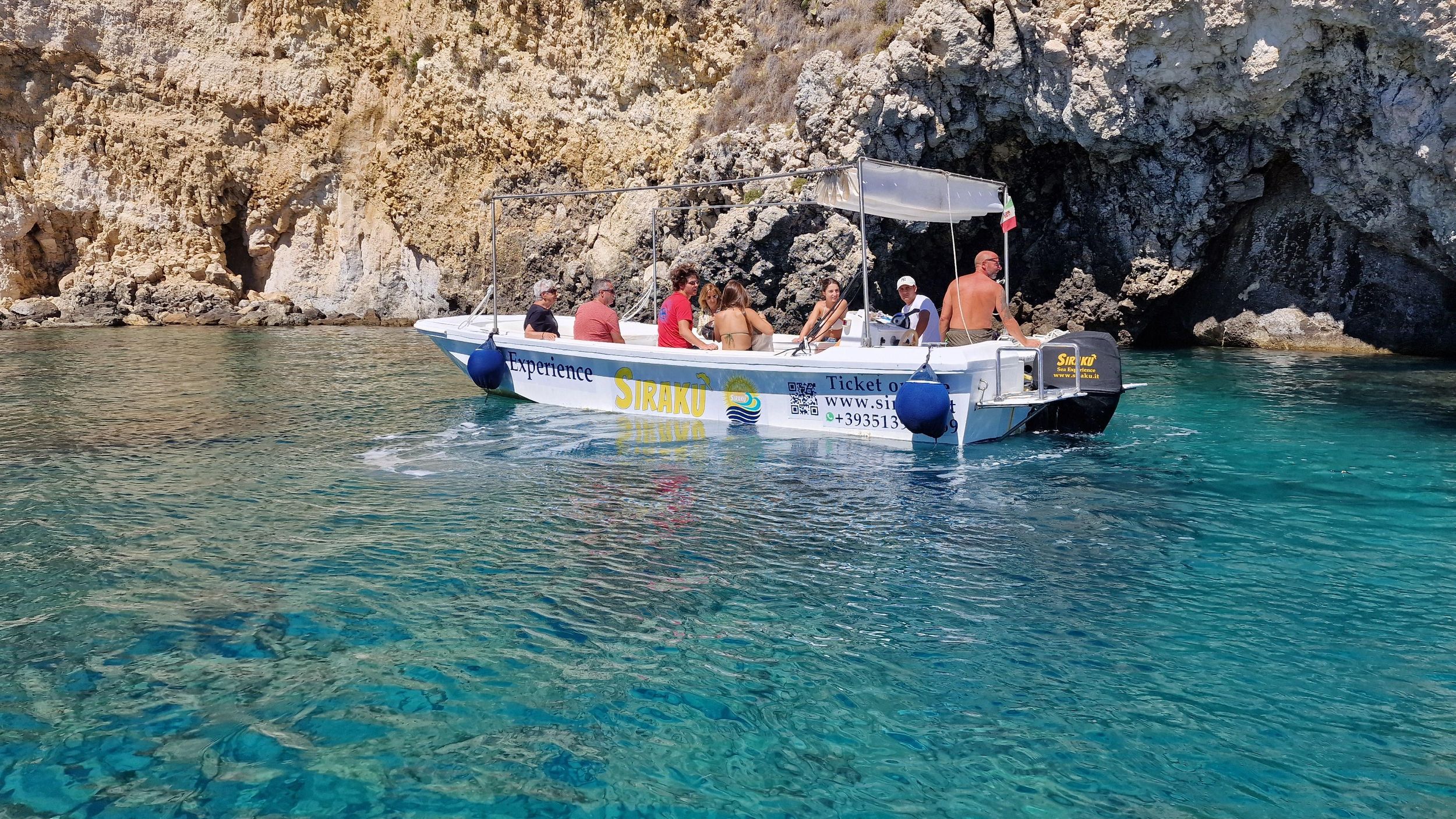 Syrakus: Bootstour durch Ortigia und zu den Meereshöhlen mit Prosecco und Obst