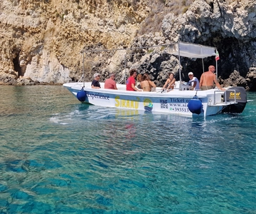 Syrakus: Bootstour durch Ortigia und zu den Meereshöhlen mit Prosecco und Obst