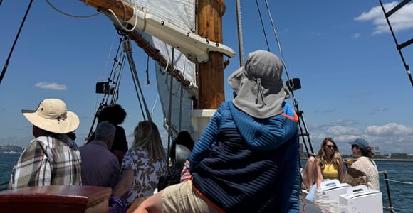 Boston: Segeltörn im Hafen mit einem Großsegler
