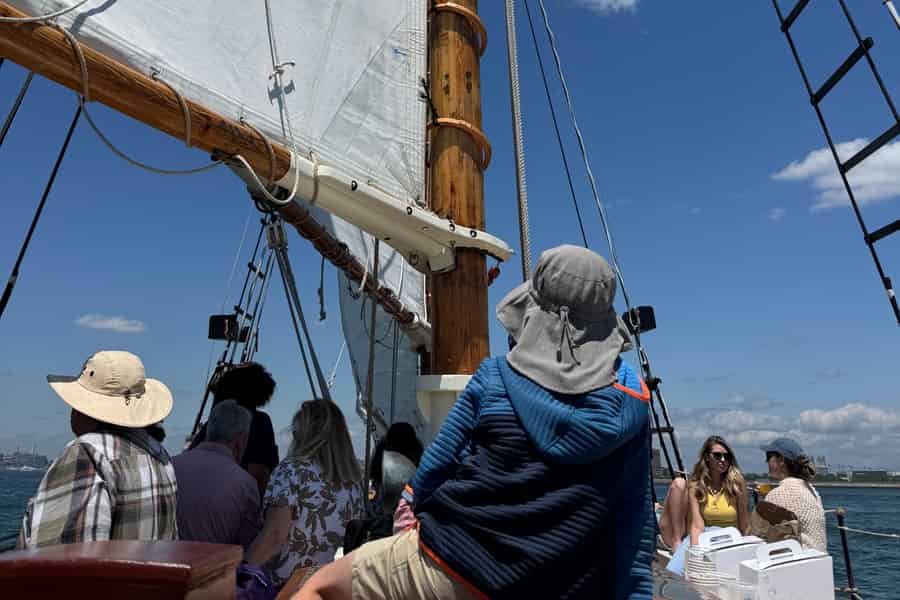 Boston: Segeltörn im Hafen mit einem Großsegler. Foto: GetYourGuide