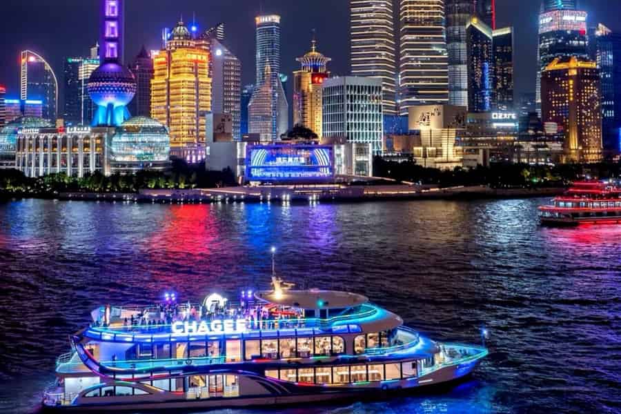 Huangpu-Nachtkreuzfahrt: Gemütliche Atmosphäre & moderner Shanghai-Glanz. Foto: GetYourGuide Huangpu-Nachtkreuzfahrt: Gemütliche Atmosphäre & moderner Shanghai-Glanz. Foto: GetYourGuide