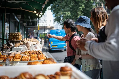 ロンドン：30以上の人気観光スポットを見て、8つの英国料理を食べるツアー