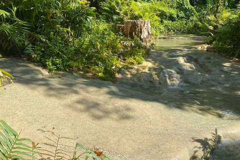 Ciesz się Sticky Waterfall i Parkiem Narodowym Chet Si Fountain