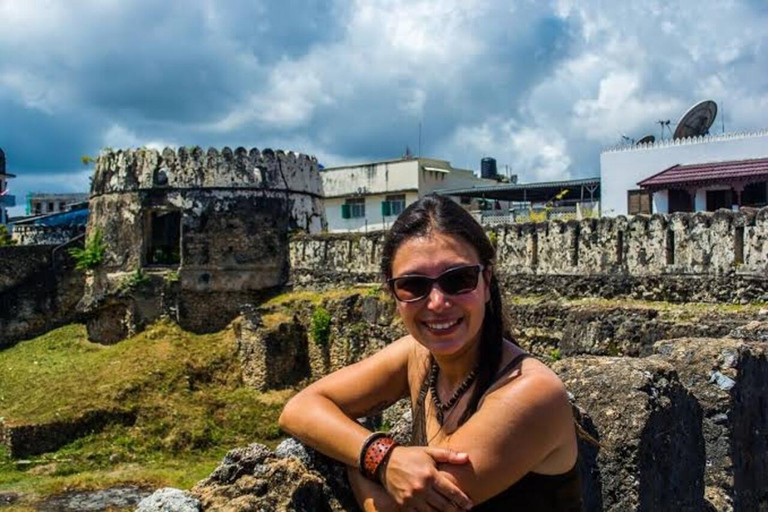 桑给巴尔：监狱岛、石头城和日落阿拉伯独桅帆船巡航在此选项中，从石头城接人