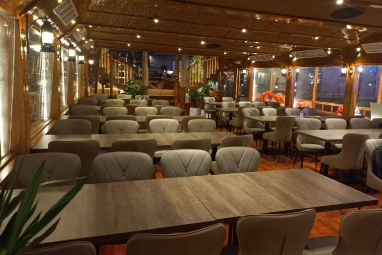 Dubai: Crucero con cena en el dhow más grande de Al Seef con espectáculo en directo