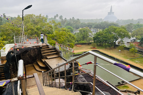 From Kandy: Anuradhapura Day Trip with Lunch