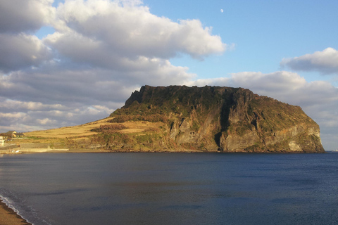 Tour privato dell&#039;isola di Jeju, in auto, a tuo piacimentoTour privato di Jeju in auto, dalle 13 alle 18, nel fine settimana.