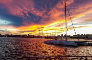 Valencia: Segelkatamaran-Kreuzfahrt mit Sonnenuntergang und DJ