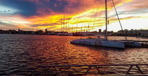 Valencia: Segelkatamaran-Kreuzfahrt mit Sonnenuntergang und DJ