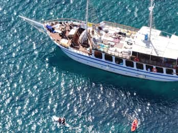 Gita in barca alla Baia di Anthony Quinn (cibo e bevande incluse)