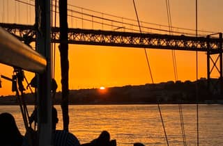 Sonnenuntergang an Bord eines Segelbootes in Lissabon!