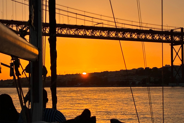 Sonnenuntergang an Bord eines Segelbootes in Lissabon!