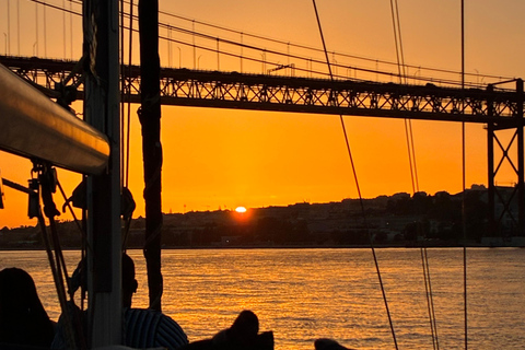 Sunset aboard a sailboat in Lisbon! Sunset aboard a sailing boat in Lisbon!