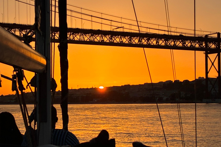 Sunset aboard a sailboat in Lisbon! Sunset aboard a sailing boat in Lisbon!
