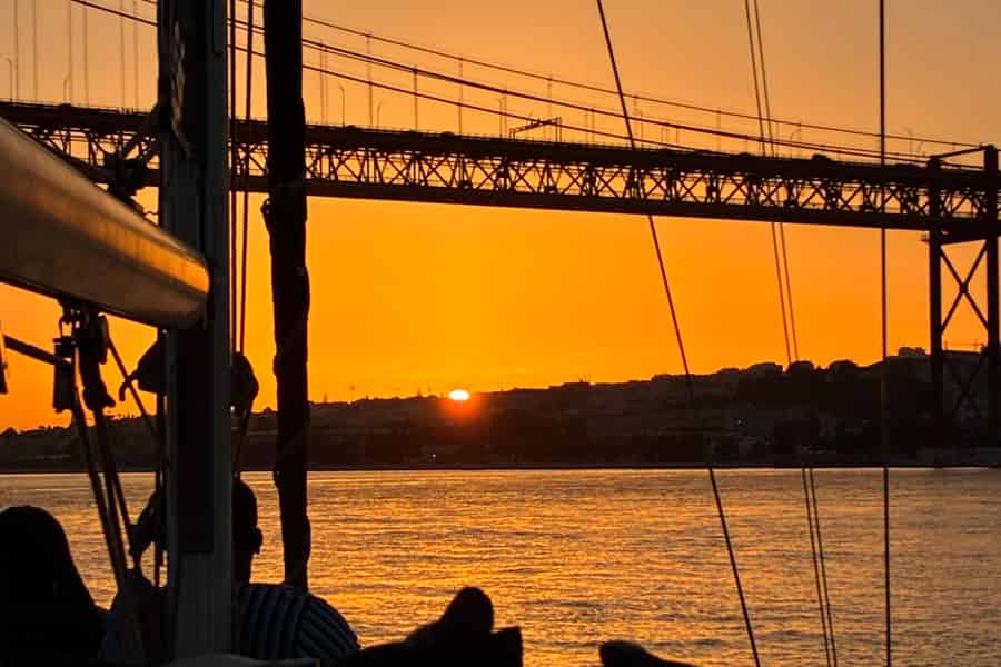Sonnenuntergang an Bord eines Segelbootes in Lissabon!. Foto: GetYourGuide Sonnenuntergang an Bord eines Segelbootes in Lissabon!. Foto: GetYourGuide