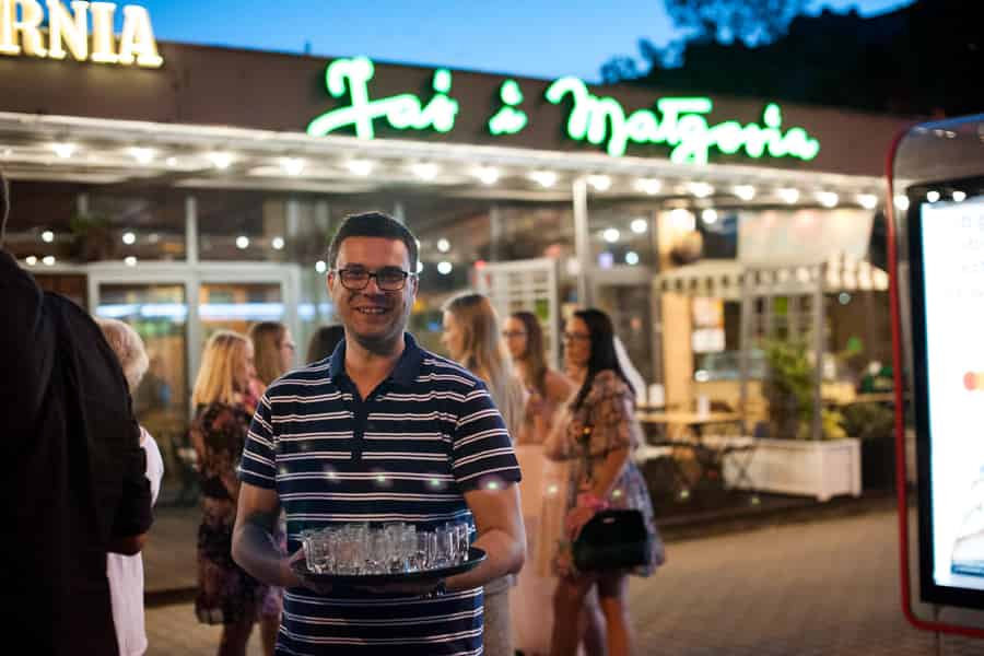 Warschau: "Cheers on Wheels" Vodka Tasting Tour mit dem Retro Bus. Foto: GetYourGuide Warschau: "Cheers on Wheels" Vodka Tasting Tour mit dem Retro Bus. Foto: GetYourGuide