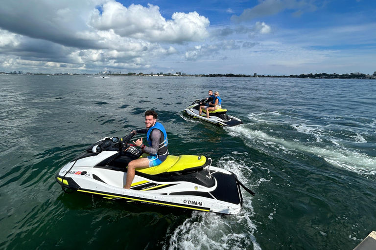 Miami Beach: Vattenskoteruthyrning med inkluderad båttur60-minuters jetski: Extra $ 100 / jetski betalas vid incheckningen