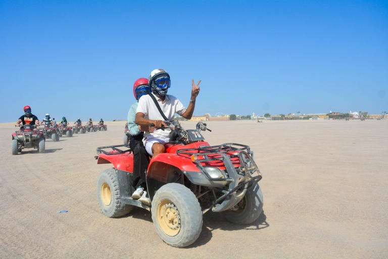 Woestijntour: quadrit, diner, zonsondergang, kamelenritTour met ophaalservice vanuit Hurghada, in de stad