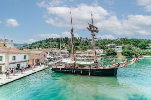 Corfú: crucero a Antípaxos y las cuevas azules de PaxosRecogida en la isla de Corfú al puerto de Corfú