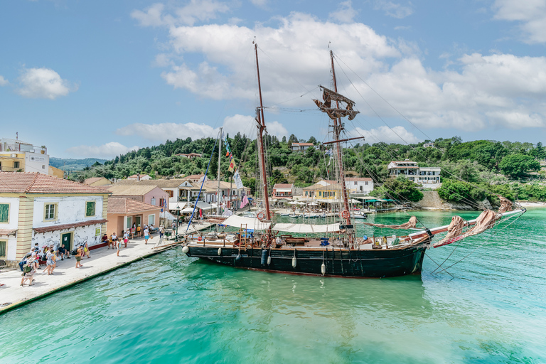 Corfú: crucero a Antípaxos y las cuevas azules de PaxosDesde la ciudad de Corfú